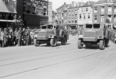 831630 Afbeelding van de Memorial D-Day Parade met militairen van de 3rd Canadian Infantry Division op de Neude te ...